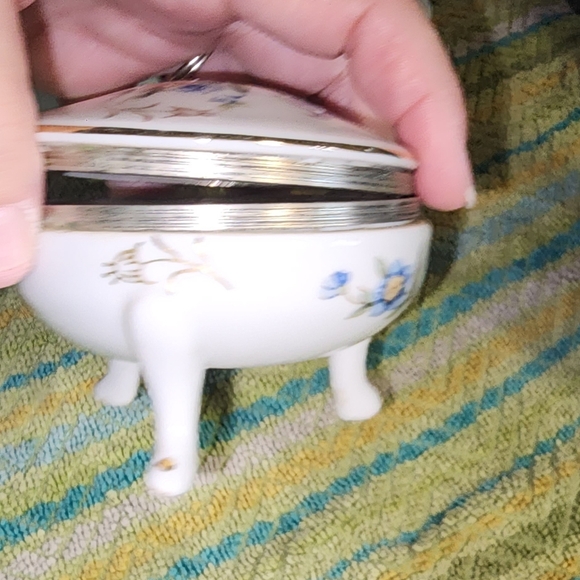 VINTAGE EUC HAND PAINTED NAPCOWEAR PORCELAIN TRINKET FOOTED BOX BLUE FLOWER - Picture 6 of 6